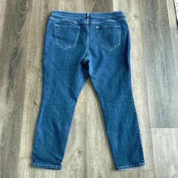 Old Navy Jeans.  Women’s size 16 SHORT. Curvy Profile, mid rise. - Picture 4 of 5